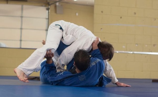 Quels sont les exercices de renforcement du tronc spécifiques pour les pratiquants de Jiu-jitsu brésilien pour améliorer le contrôle au sol?