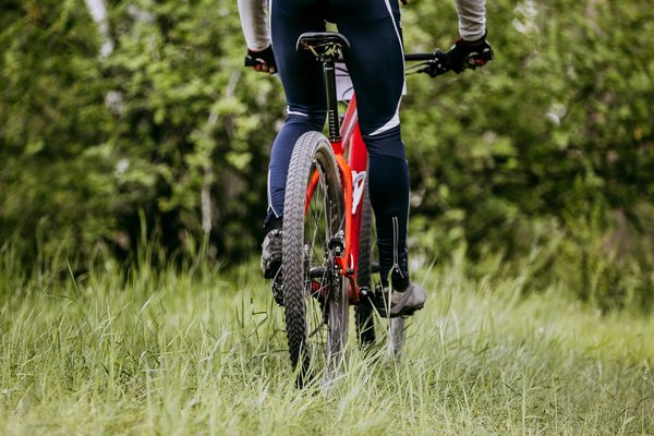 Quelles sont les meilleures pratiques pour l'entraînement cycliste en zone humide ?